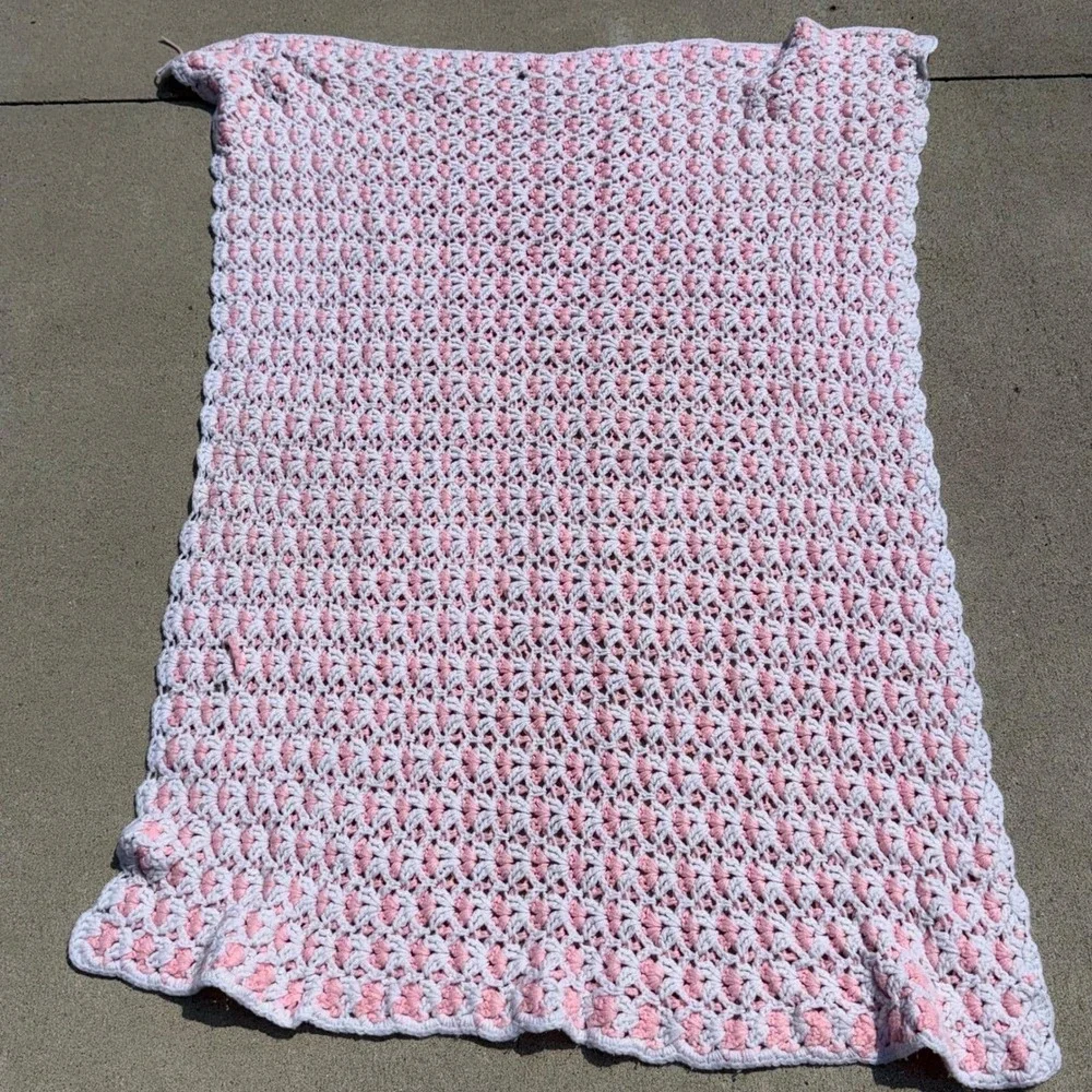 Handmade Pink and White Crochet Baby Blanket Shell Stitch Scalloped Edge 32x48
